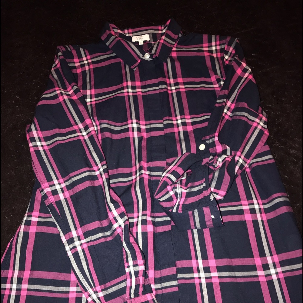 Crown&Ivy plaid button down shirt💗